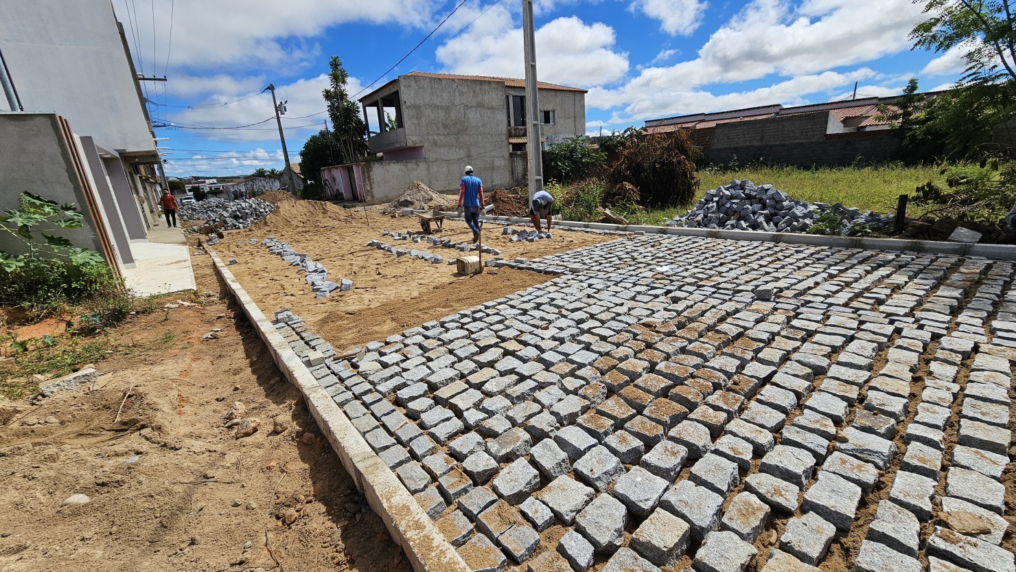 MAIS UMA RUA PAVIMENTADA NO BAIRRO MAIA