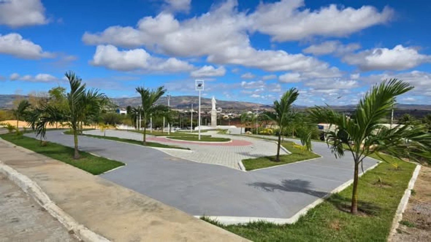 PRAÇA DO SAGRADO CORAÇÃO DE JESUS RECEBE PAISAGISMO E RETOQUES FINAIS PARA A ENTREGA