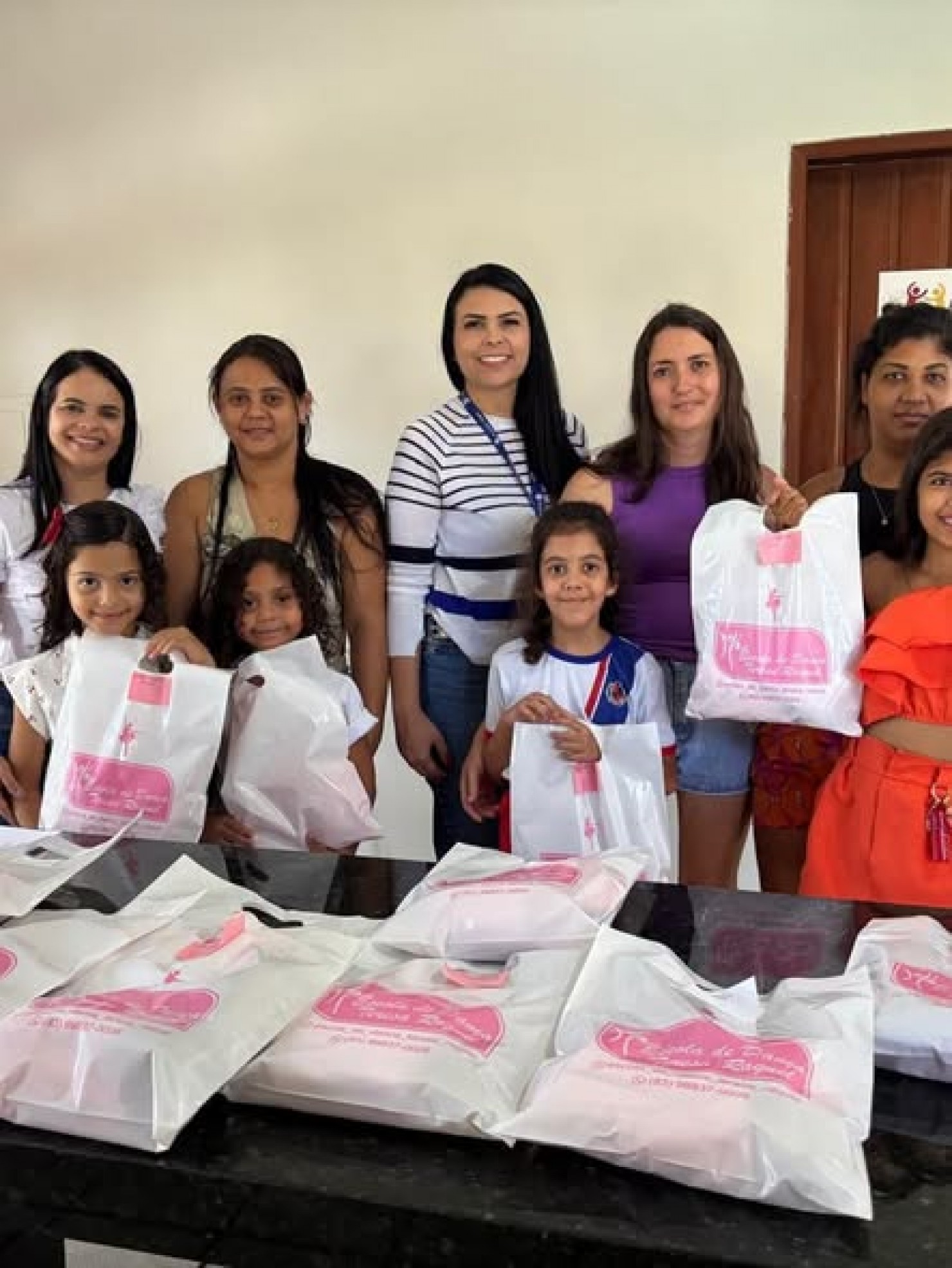 ASSISTÊNCIA SOCIAL ENTREGA KITS DE BALLET INFANTIL AO SCFV
